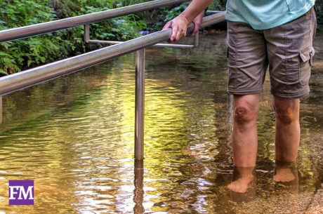 Wassertreten in einem Kneipp-Becken